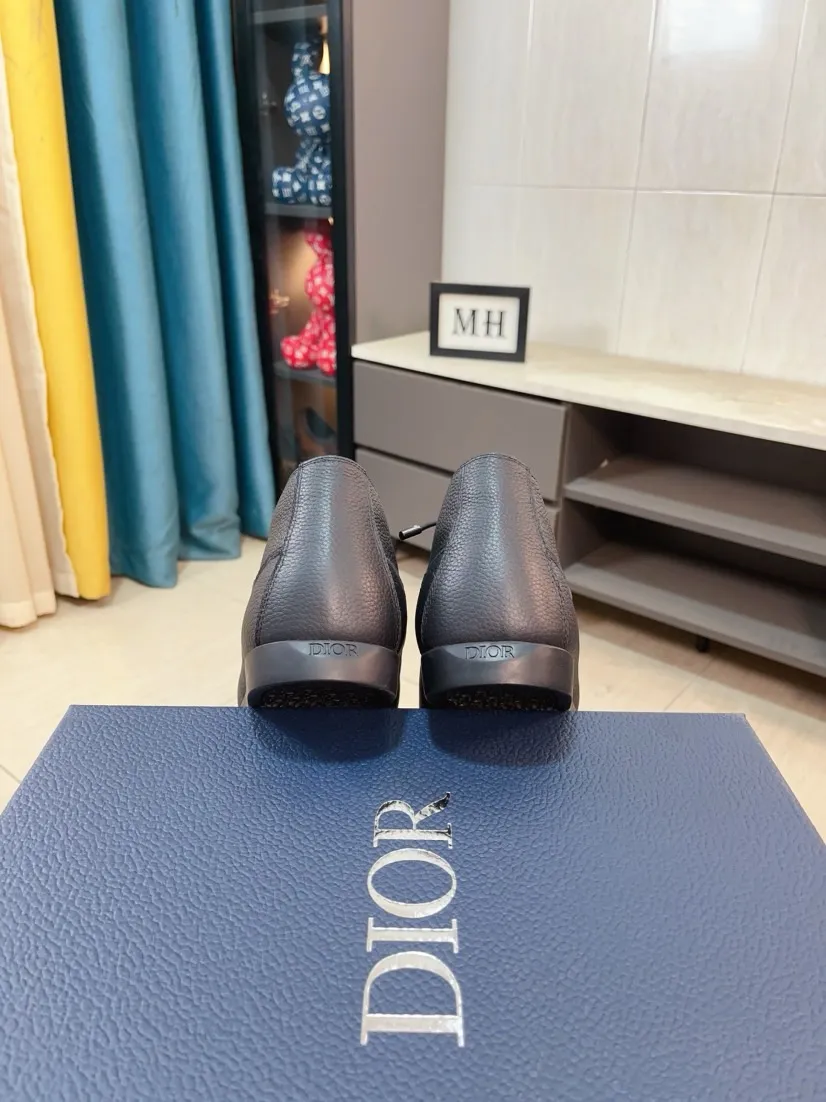 Men's shoes 💰600🌹🌹【UGG】✨The most popular series, a must-have for stylish men 😱The latest limited edition at the counter🍃Top export foreign trade order, counter packaging. Designed with high-end textured matte cowhide➕The simulated wool is beautiful, and the collar surface presents a clear texture, which is friendly without losing the foundation. 👀 Casual roll rope lace-up style✨Thick stitching to reinforce the sole, natural rubber sole🍎The collar makes walking more comfortable and relaxed. 38_44 code